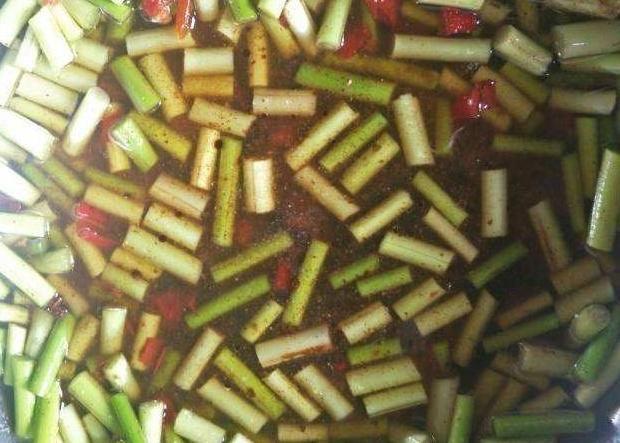 蒜苔炒肉炒到什么程度,为什么蒜苔炒肉蒜苔不入盐