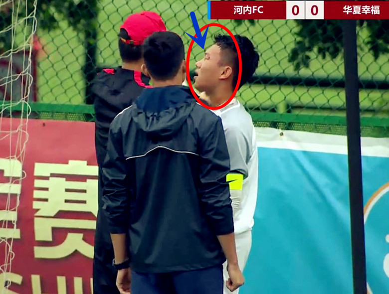 记住6号阮德英,这小子在绿茵场上公然施暴,拳打中国球员