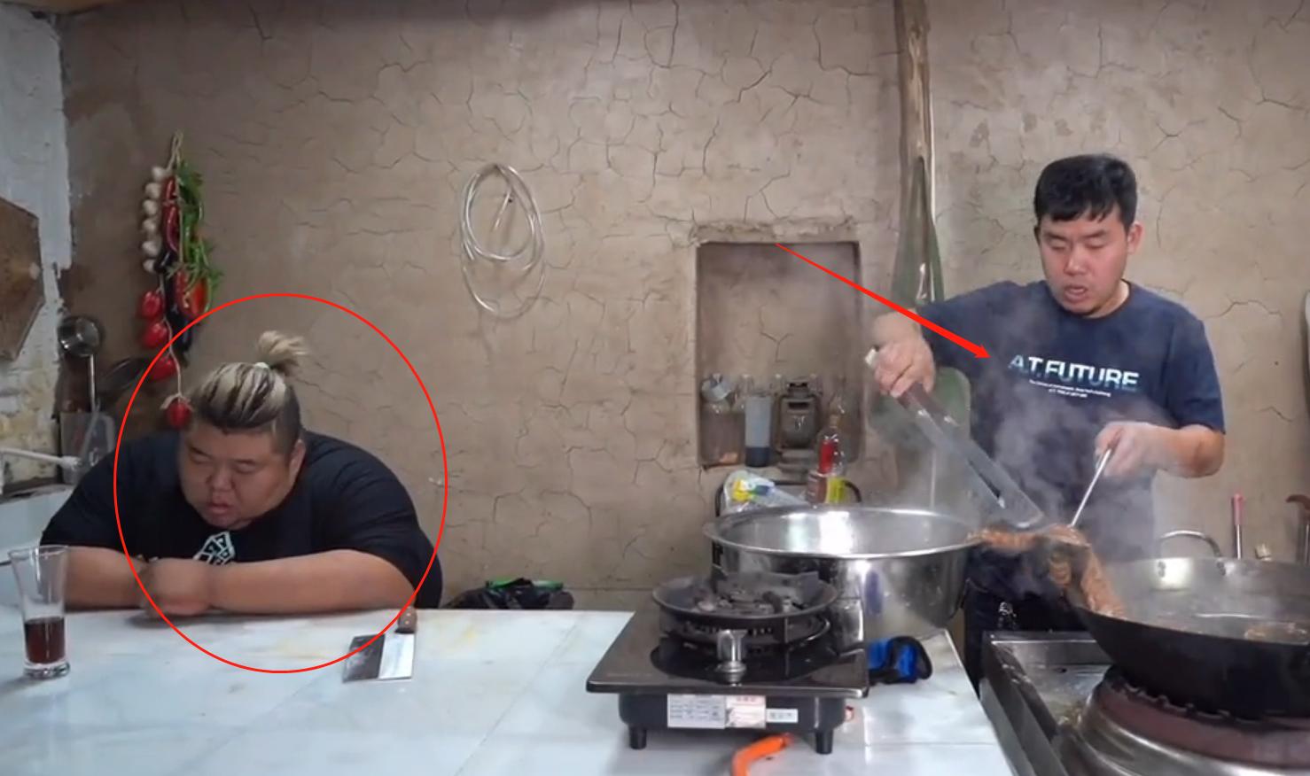 600斤胖猴仔呼吸困难还吃，猪大肠一口一根，洗洁精都往锅里煮