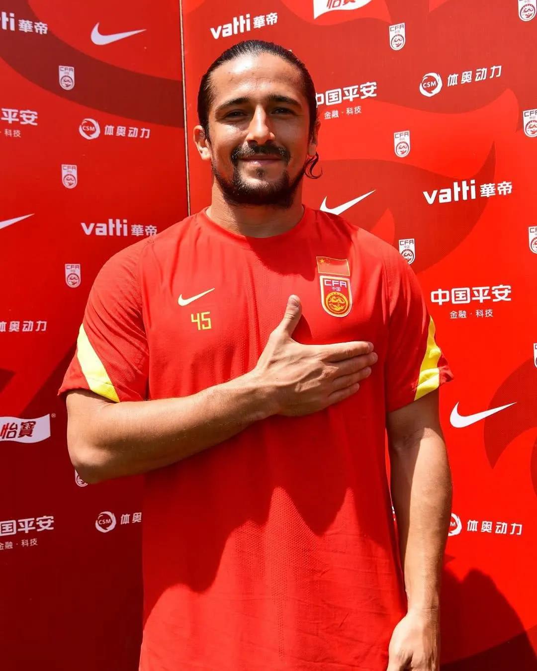 看不懂，是我们太傻吗，傻子的心也被戳烂，一场好球硬弄成臭鸡蛋