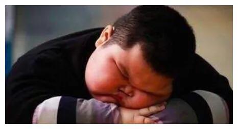 小男孩暴饮暴食变成300斤的大胖子,6岁小男孩胖80斤