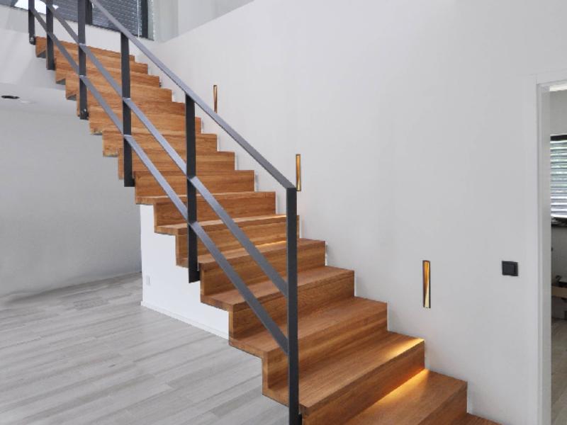 店铺楼梯怎么做最省钱,楼梯加盟店推荐