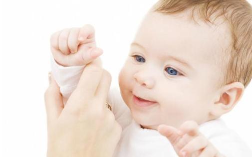 满3个月的宝宝有哪些表现,满三个月婴儿发育标准