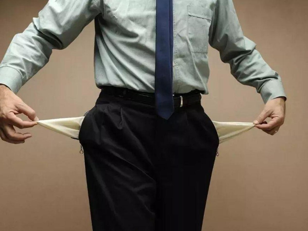 月薪4千养活全家，男子欠银行百万没钱还，一个操作后只还34万