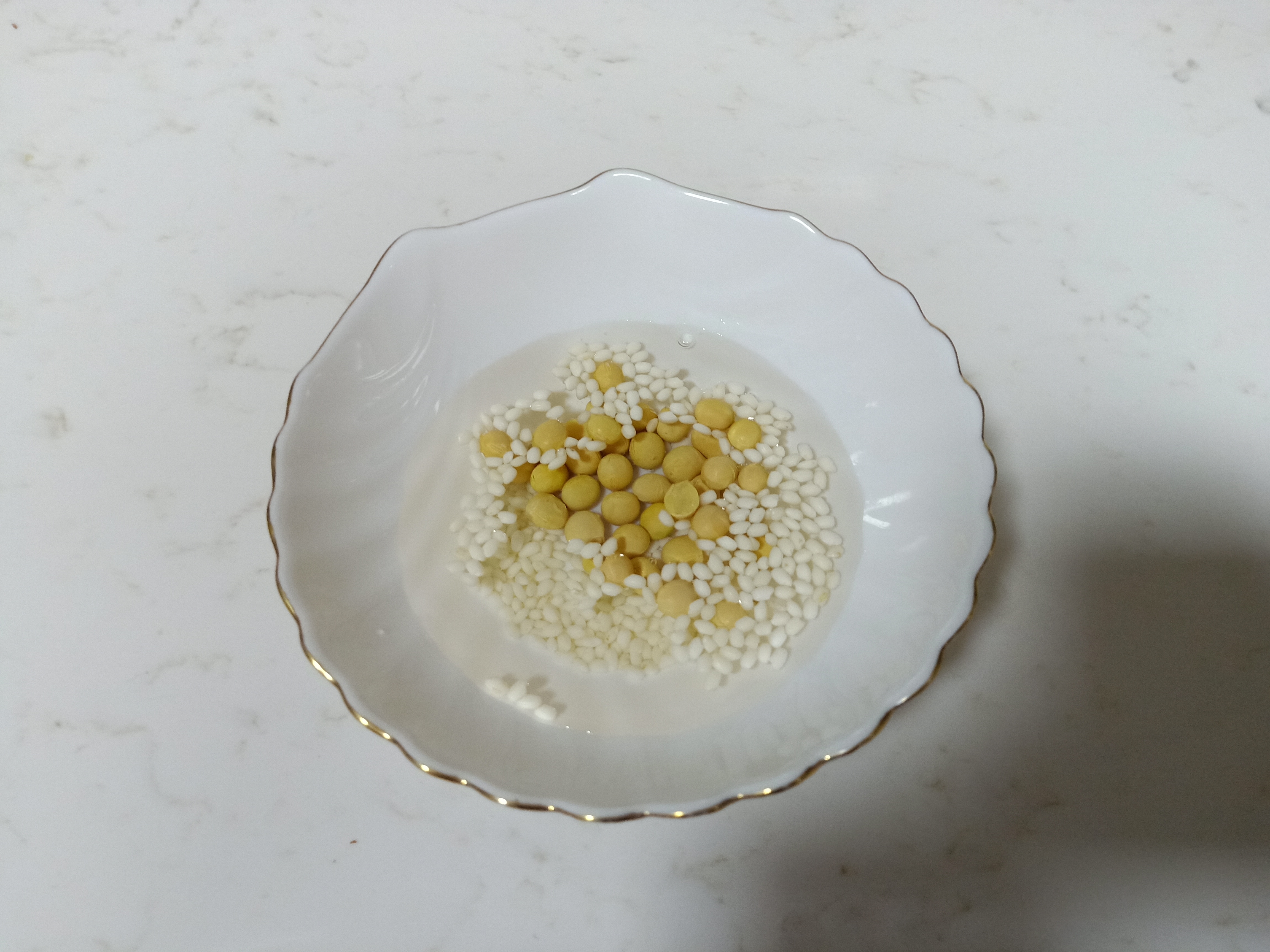 打豆浆的豆子要提前浸泡好吗,打豆浆前黄豆要煮吗