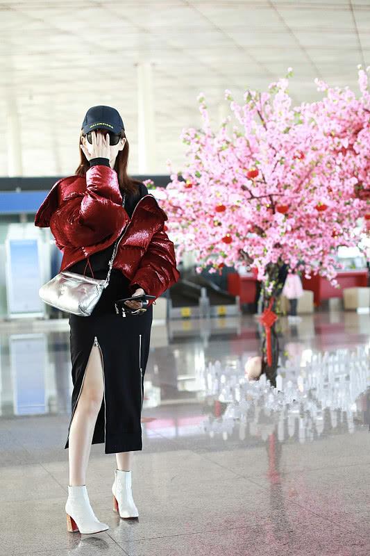 戚薇同款半身裙穿搭,戚薇穿毛衣搭配半身裙走时尚