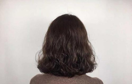 如何让刚烫的卷发变得自然,如何让刚烫的卷发变自然