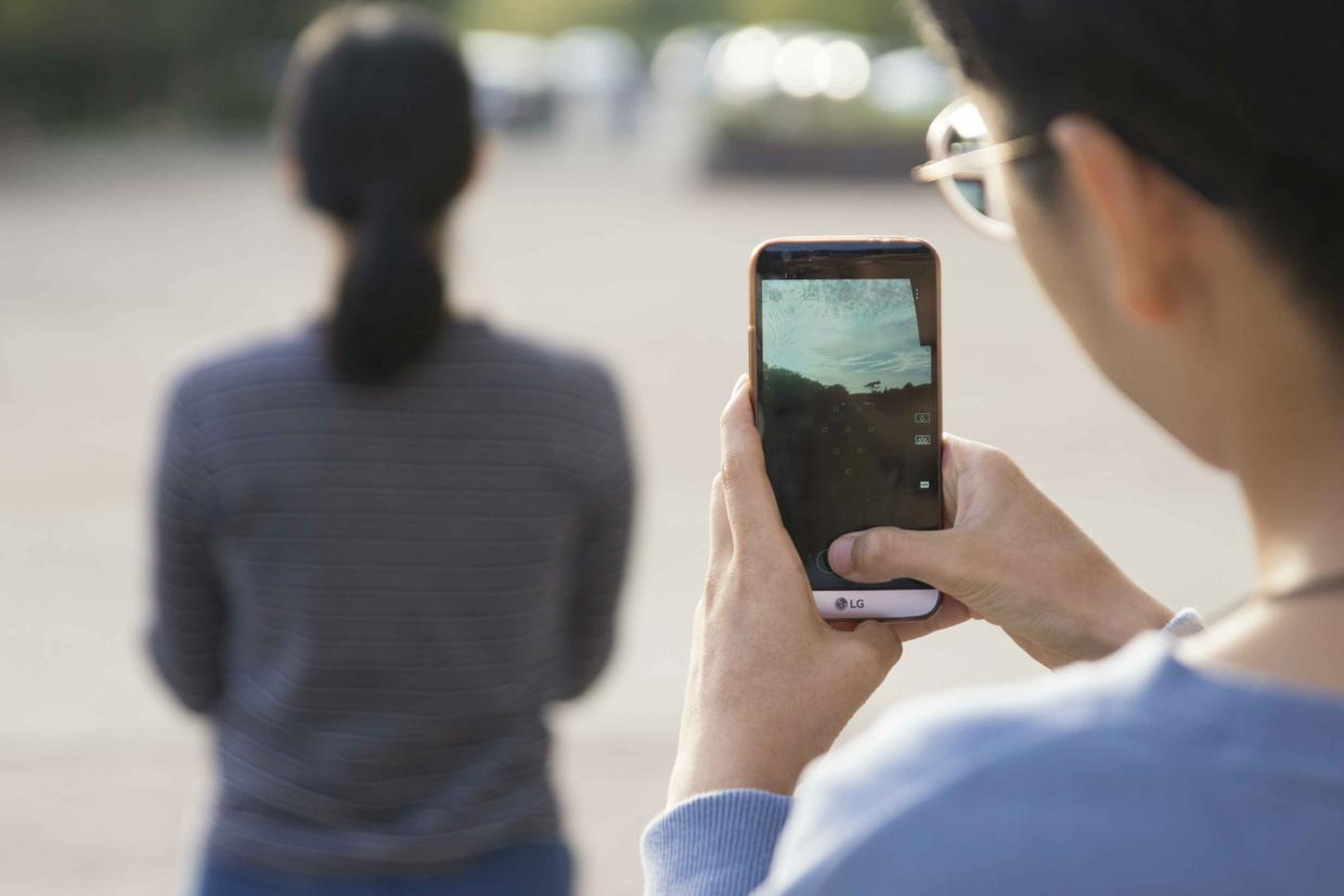 韩网炸了！女团成员工作时疑被*拍偷**裙底，6秒“作案”视频疯传…