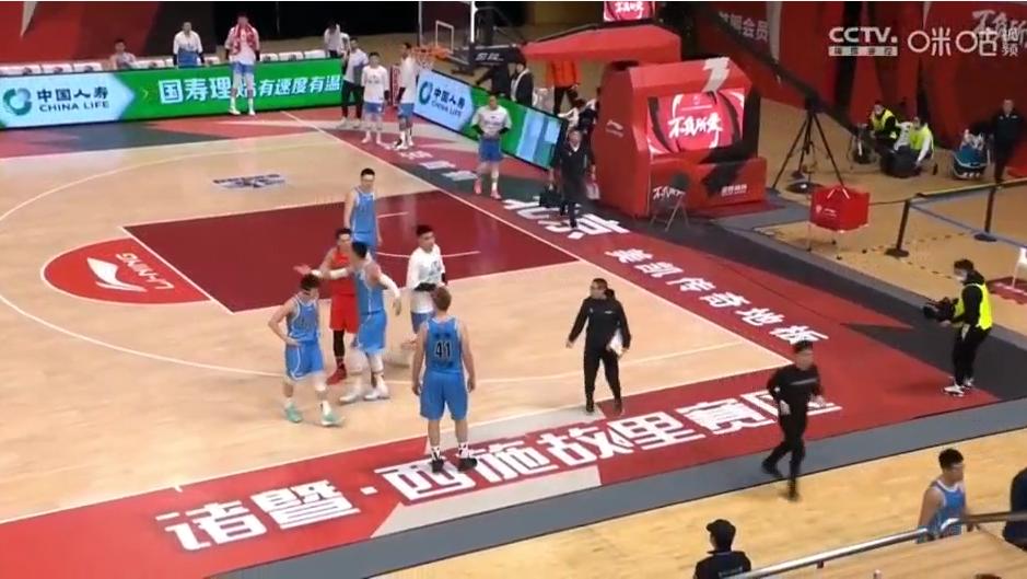 北京队不满判罚离场球员视角,北京首钢不满裁判罚退赛结局