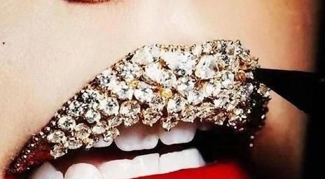 嘴唇上有颗钻石,嘴唇上镶嵌钻石