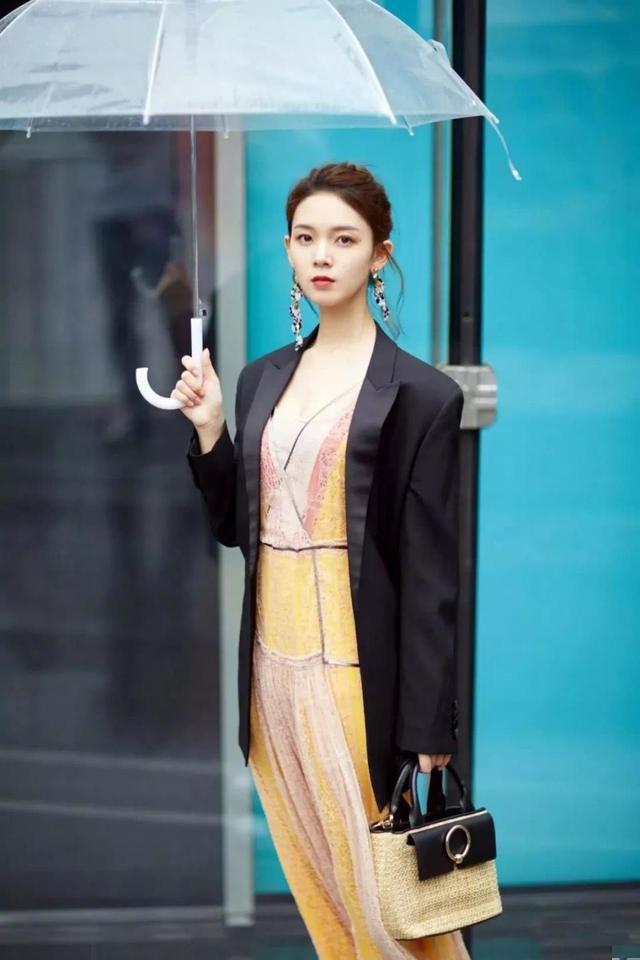 西装配裙子适合哪种发型,中长西装配什么裙子好看