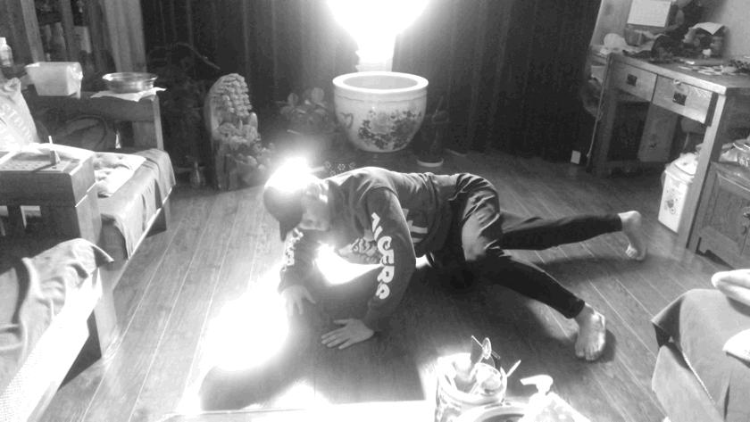 蛙泳的手脚技术动作和练习方法,蛙泳的腿部动作要领图解陆地