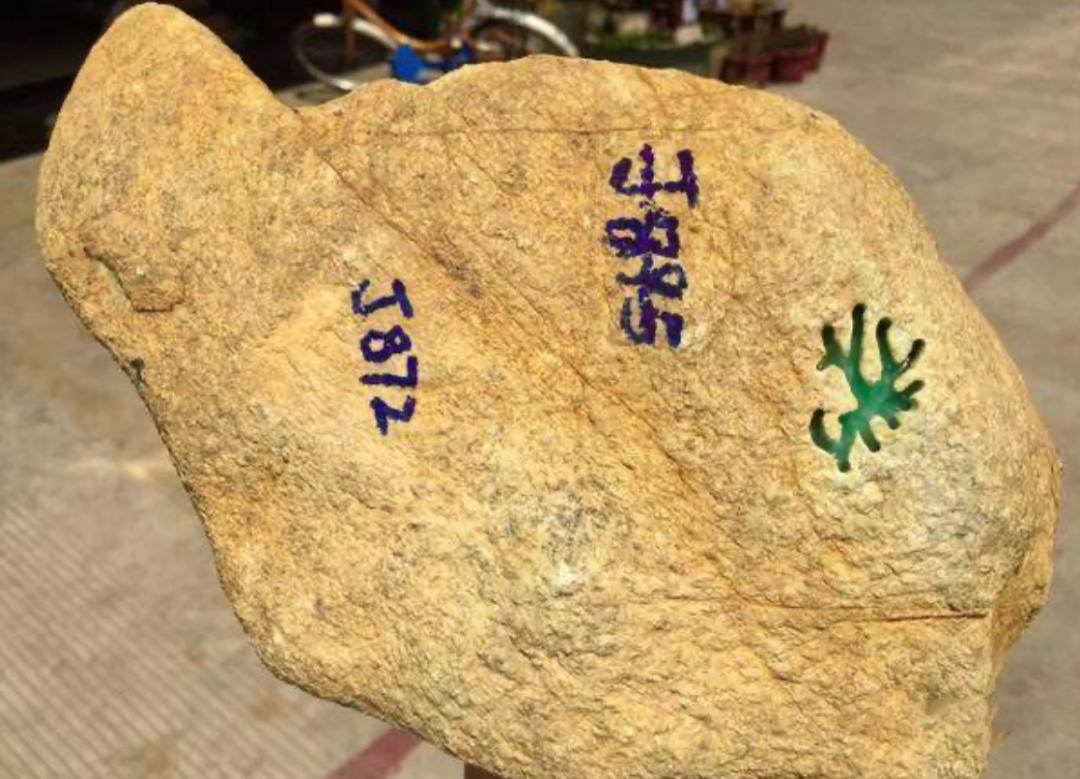 翡翠原石新手必看,如何在翡翠原石皮壳上看有没有棉