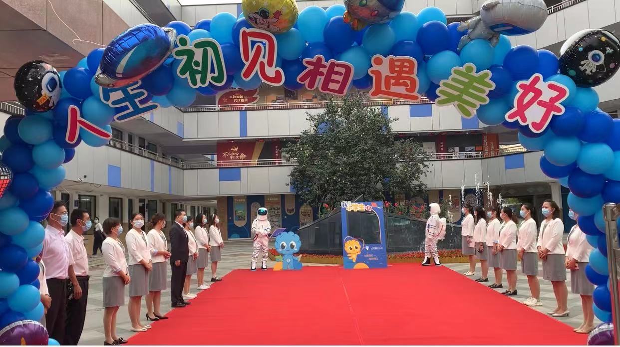 跟着“宇航员”，迈入一年级—-郑州市中原区汝河新区小学新生入学了