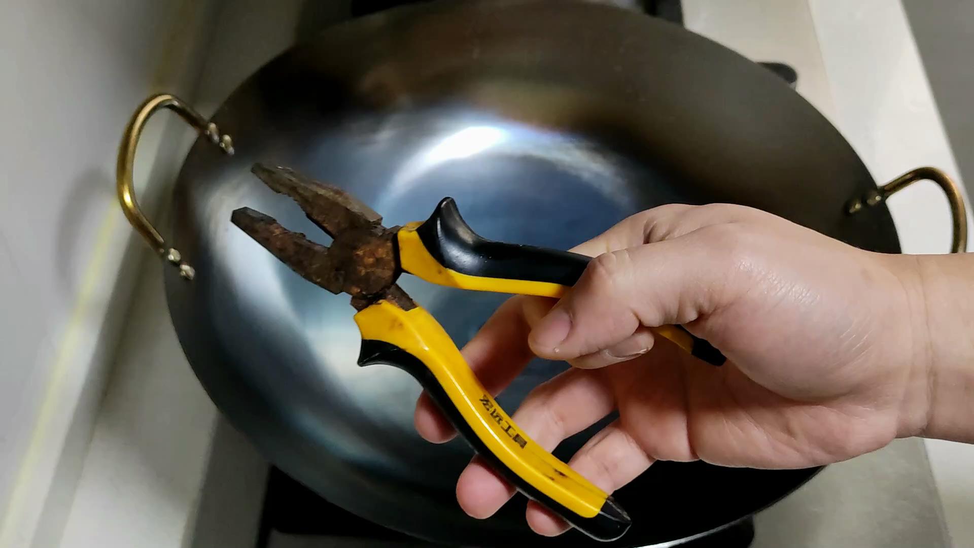 新铁锅千万别直接烧,等于吃掉了涂层,大厨正确开锅不生锈不粘锅