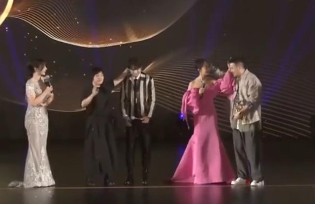 周冬雨回应恶评称自己是高级脸,周冬雨自称“高级脸”遭花式吐槽