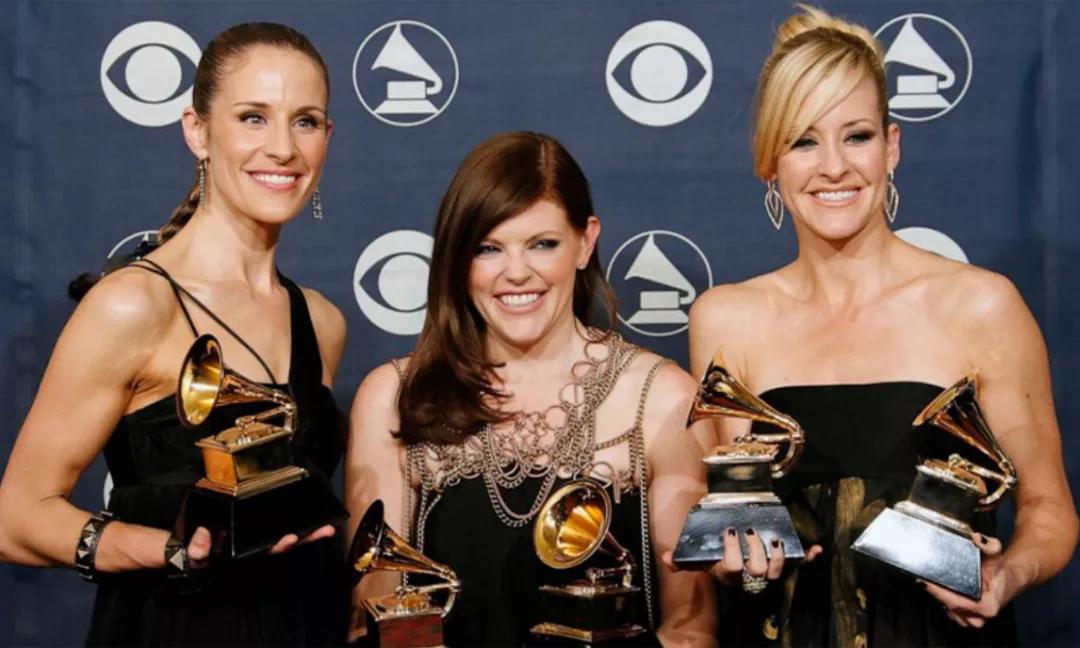 美国乐队女歌手事件全过程,美国知名女歌手怒斥美国行为