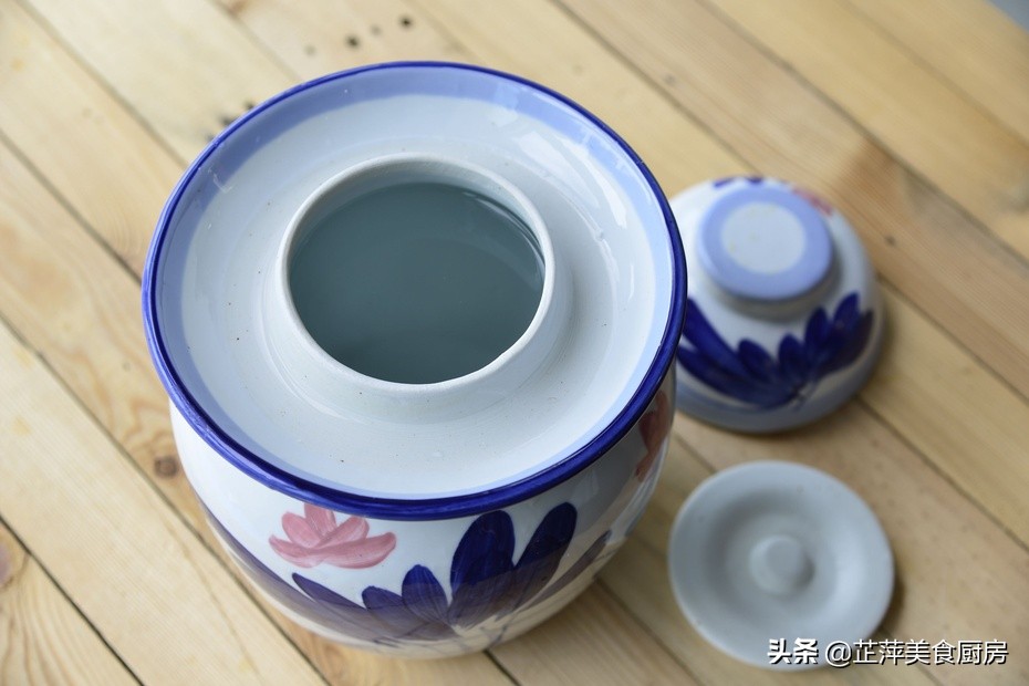 纯干货：我的6年养护经验助你成功腌制一坛可传家的四川泡菜水