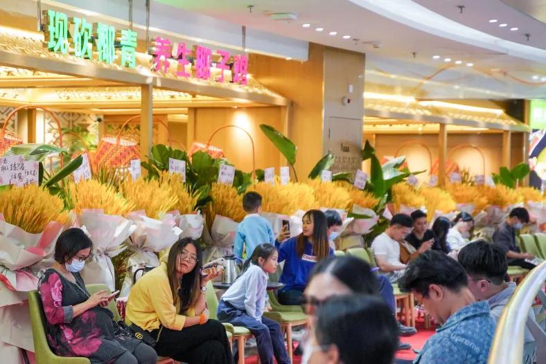 椰椰椰！这家人气椰子鸡专门店，光是汤底就喝饱了