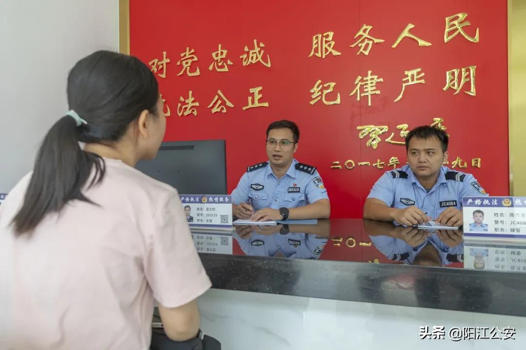 警民共筑连心桥携手保平安,社区警务室与社区共同开展工作