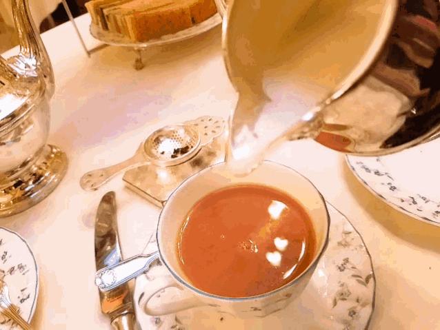 请你喝秋天的第一杯奶茶英文,秋天的第一杯奶茶起源于哪里英文