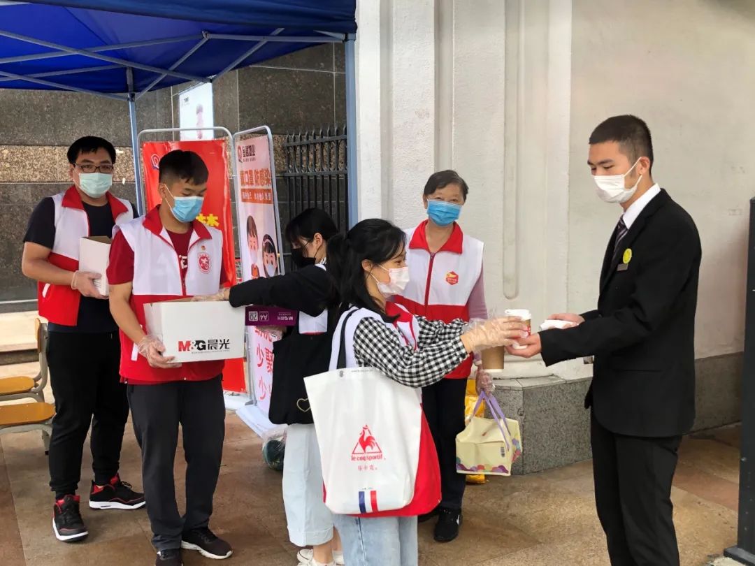 海珠｜超赞！派口罩、送凉茶、防疫心理咨询……瑞宝街蜂巢*党**建线上+线下多重暖心服务