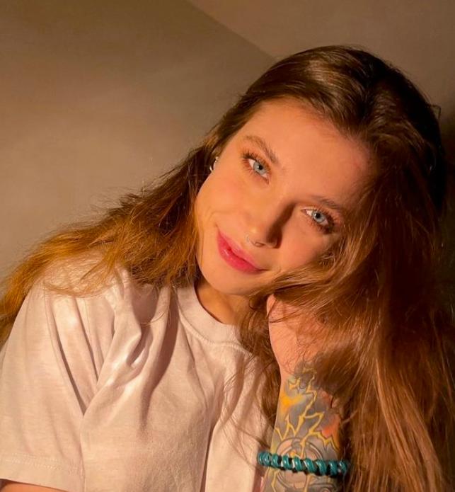 俄罗斯网红在印尼神山拍不雅视频被通缉，步光身骑大象女模后尘