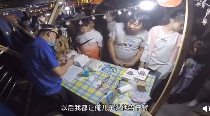 暖心城管照看无人地摊，亲自上阵，结果喜当干爹