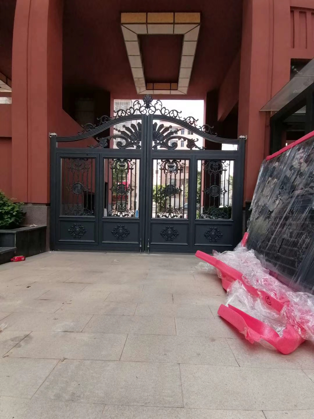 双开铝艺大门安装,双开铝艺大门