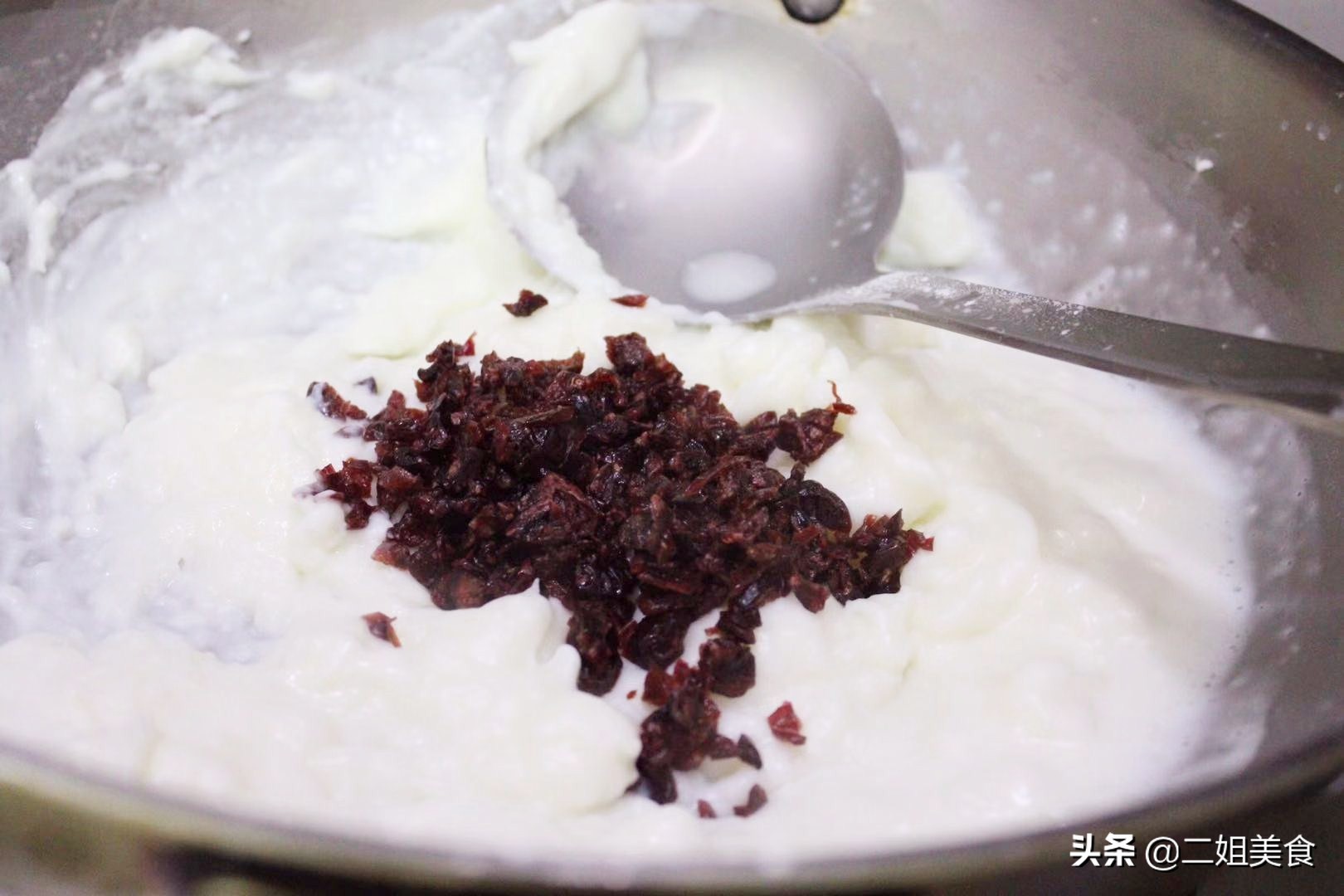 两袋牛奶倒进锅里,两袋牛奶放几勺白凉粉