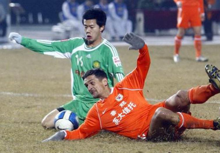 盘点鲁能队史上的那些9号，两个是后卫，知名度最高的是“九哥”