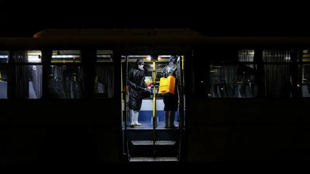 方舱医院抗击疫情实录,疫情下的武汉慢镜头