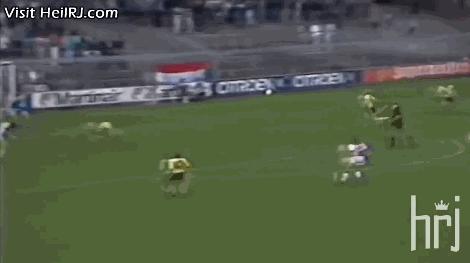 足球史上最全能支点中锋!他可以在中锋、前腰和边锋之间无缝衔接!