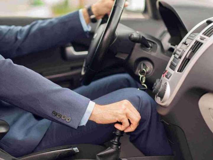 手动挡的车好开不,手动挡车子不好操控吗