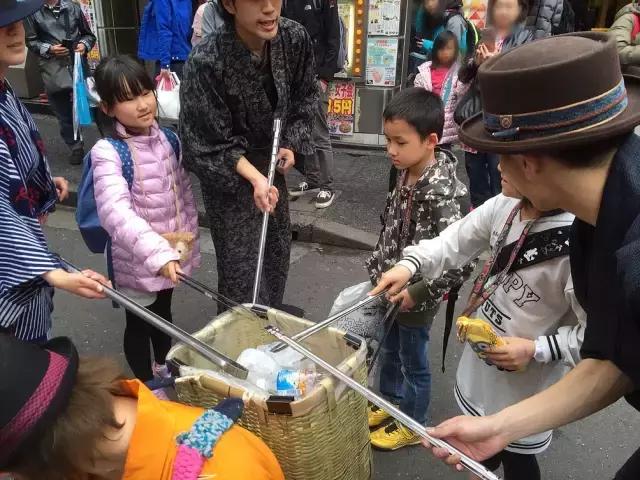 日本街头惊现捡垃圾天团，又酷又中二，网友：我也就看了十几遍吧