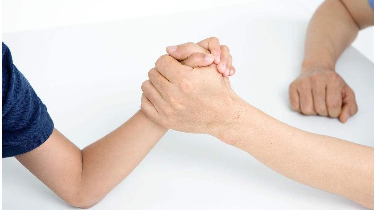 女子掰手腕把手臂掰断了,掰手腕为什么会掰断手臂