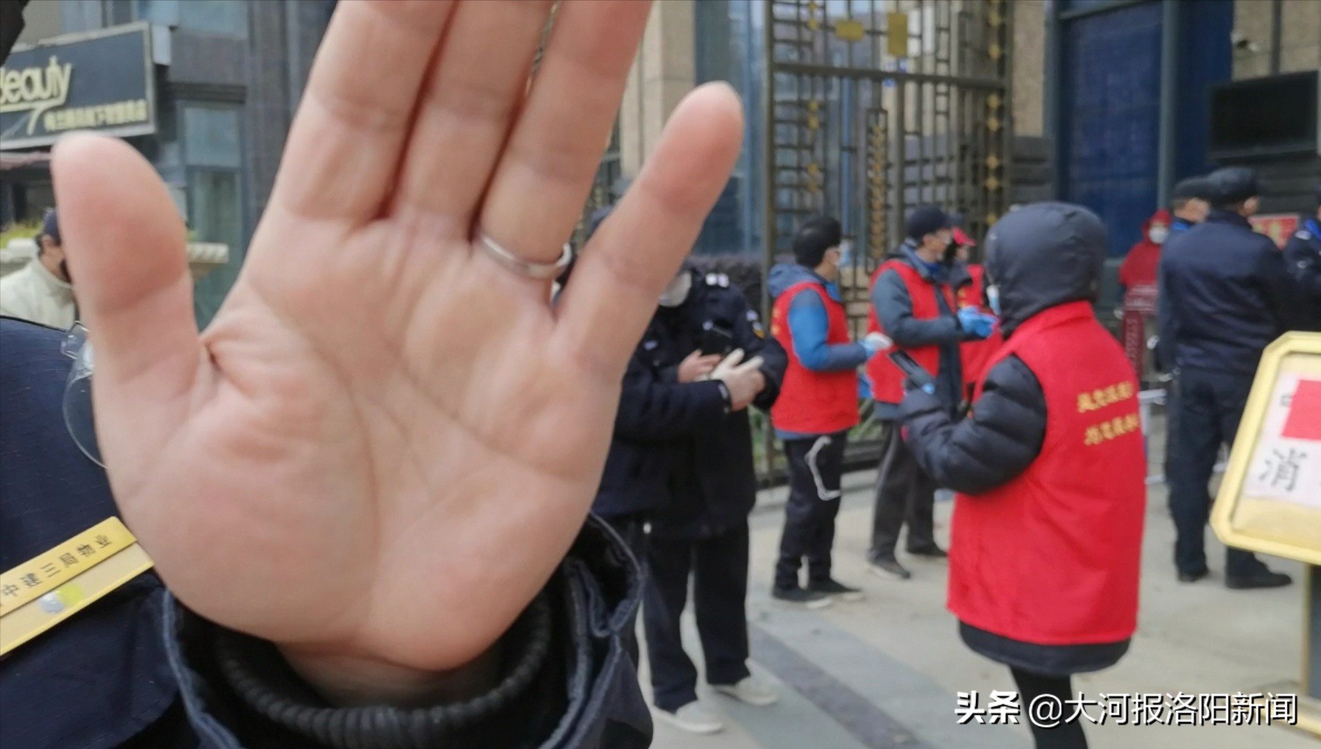 武汉小区居民喊假的,武汉小区居民喊假的视频