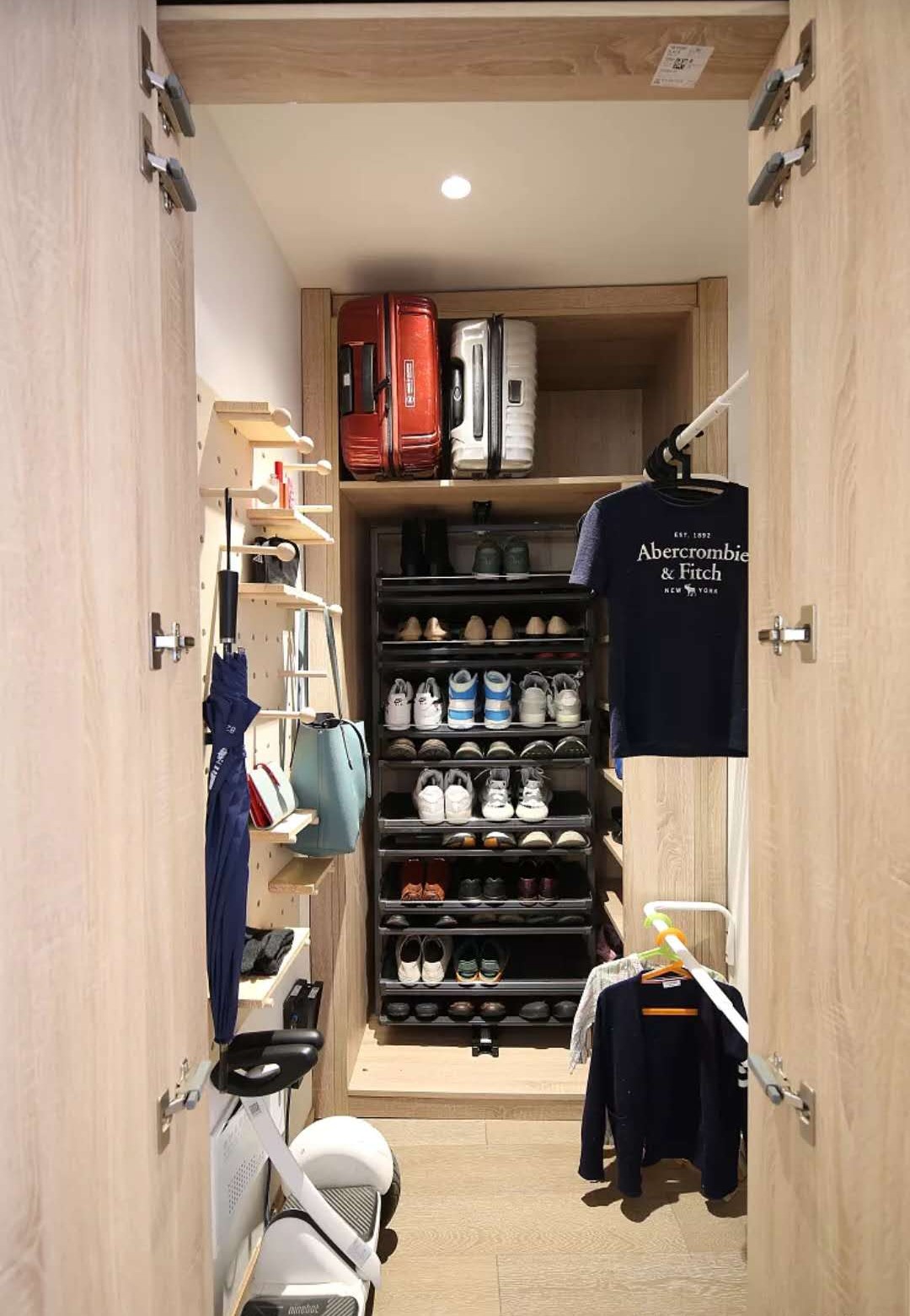 客厅阳台一体办公桌,主卧衣帽间加办公桌