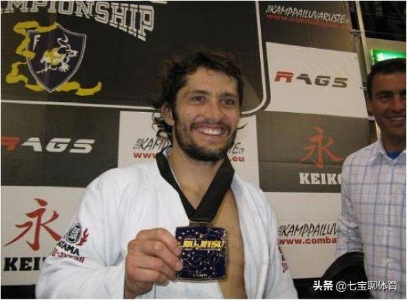 切赫打冰球在哪个俱乐部,切赫现在的职业