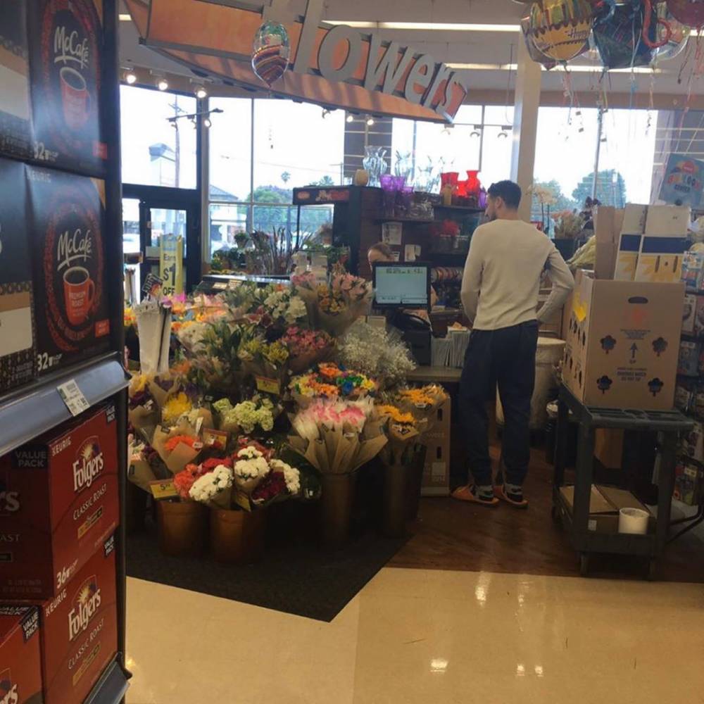 克莱汤普森再次相见就成对手,克莱汤普森一瘸一拐与队友拥抱