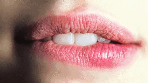 嘴巴干裂起皮推荐护唇油,秋冬季嘴唇干裂起皮这样涂