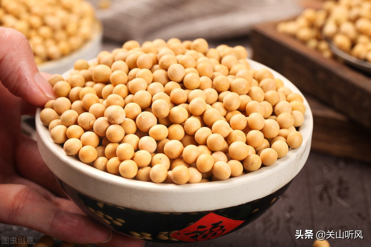 俗语“小孩吃了猪尾巴”的下一句是什么？你还记得哪些类似说法？