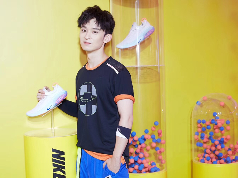 董子健庆生视频,董子健为孙怡庆生