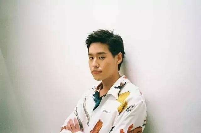 男生太内向怎么办,男生比较内向不善于沟通怎么聊天