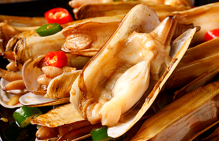 它肉嫩味鲜,被称为“海里的人参”,却深藏泥沙,用盐才能挖出来