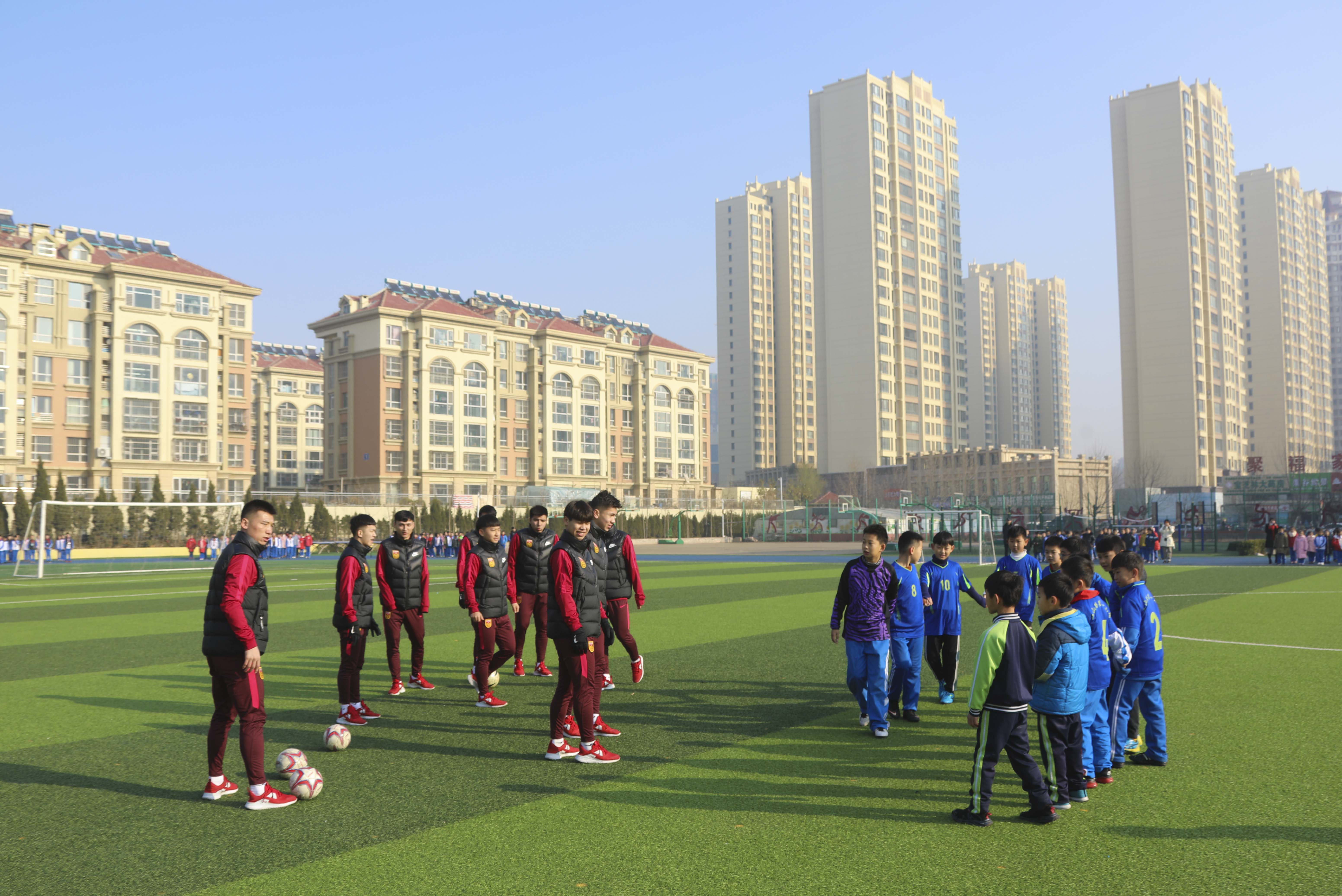 送文化进校园,送足球