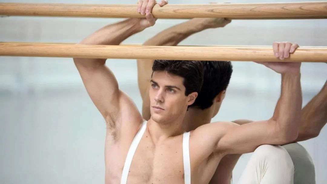 意大利舞蹈家RobertoBolle,46岁仍帅气青春身材完美