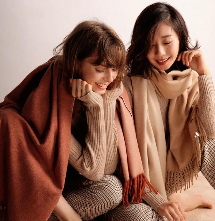 羊绒围巾很温暖,流行的羊绒围巾