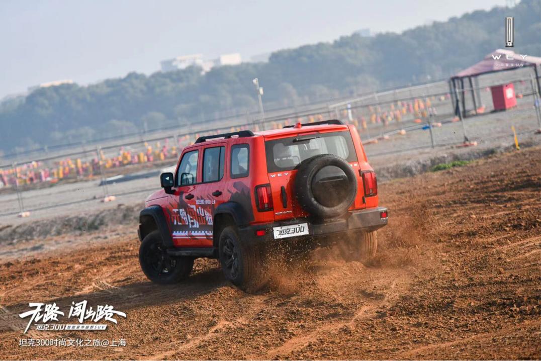 试驾全新坦克300越野版,三把锁硬派越野车