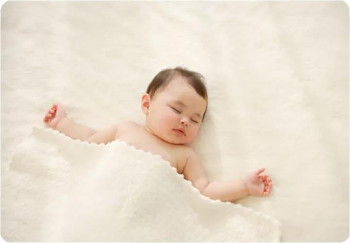 给宝宝喂母乳时怎么控制奶量大小,母乳大小不一样怎么调整